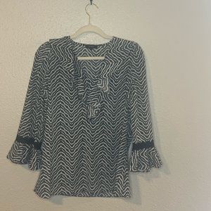 Le Gali Black and White Zig-Zag All Over Pattern Ruffled V-Neck Blouse size s
